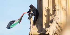 رجل يتسلق برج الساعة في لندن رافعا العلم الفلسطيني لمدة 16 ساعة…! 1 image 8